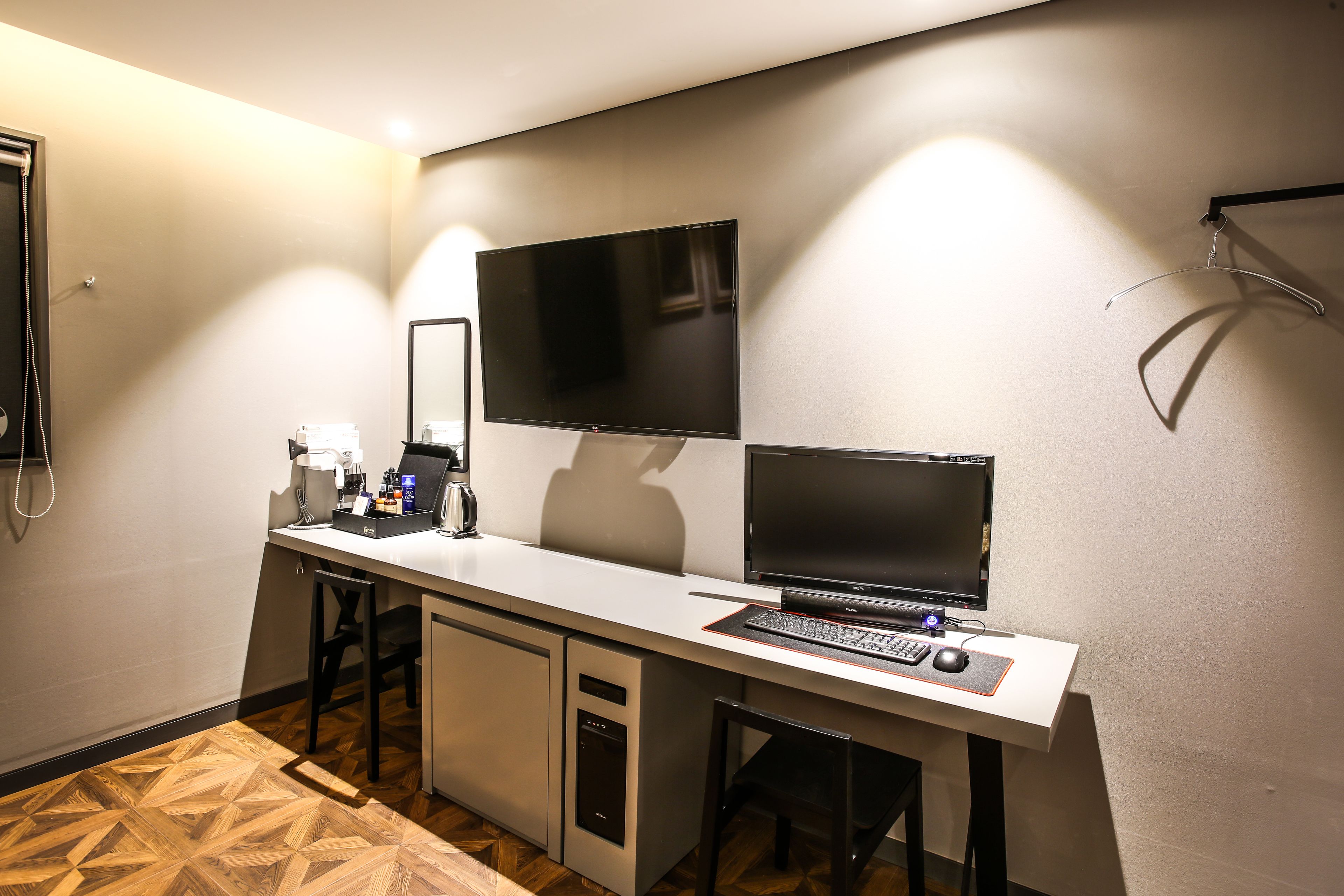 deluxe double room | tech