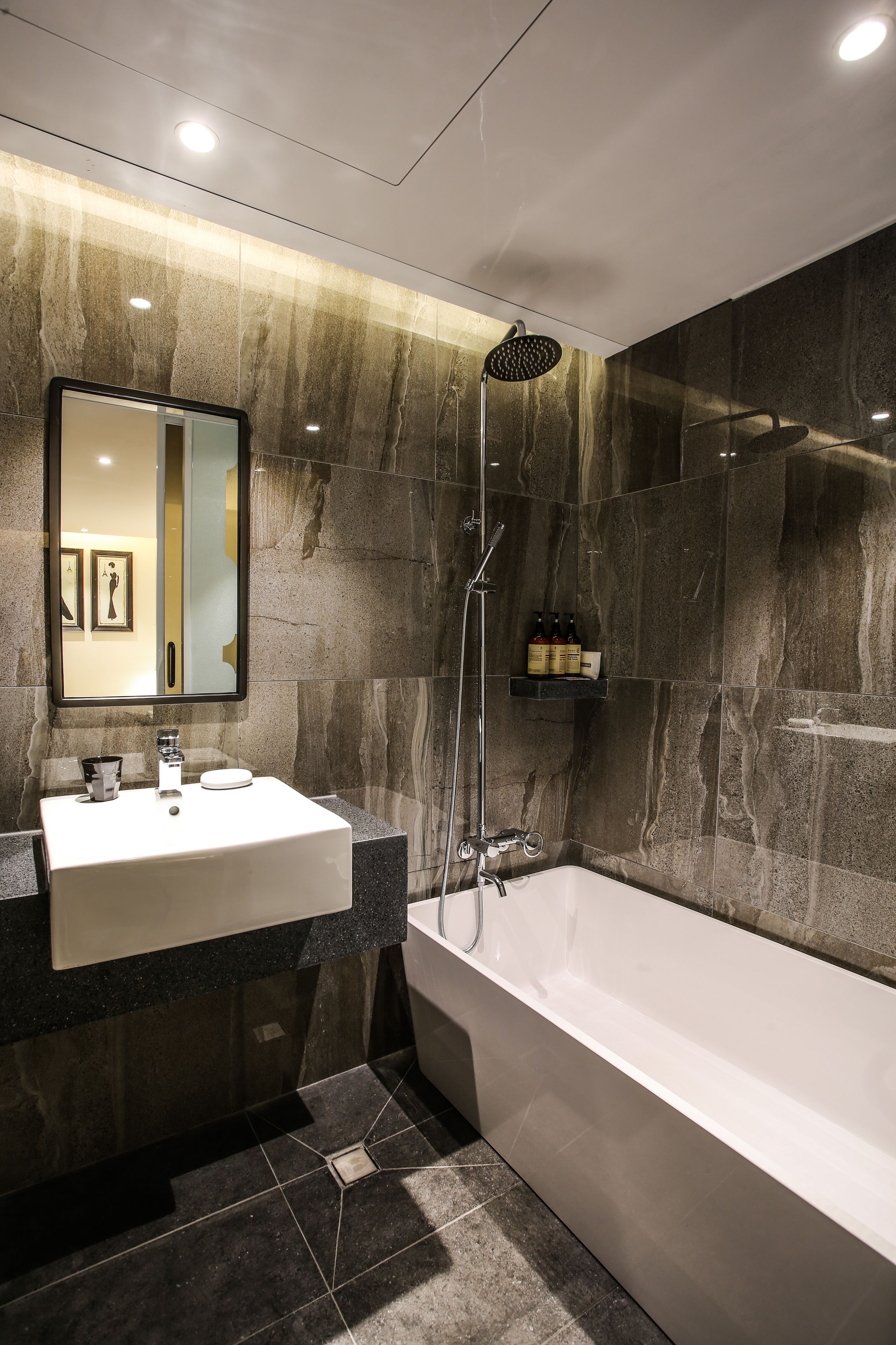 deluxe double room | bathroom | free toiletries, hair dryer, bathrobes, slippers