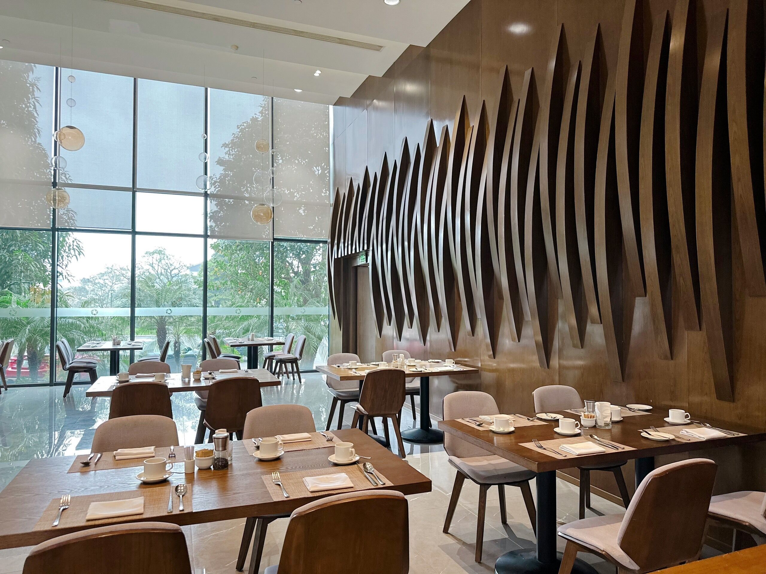 供應早餐、午餐和晚餐，當地和國際料理