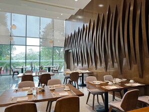 Se sirven desayunos, almuerzos y cenas; cocina local e internacional