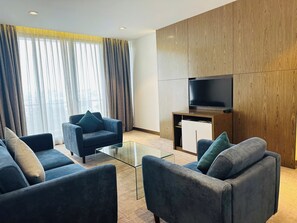Executive Suite | Down comforters, minibar, in-room safe, desk - DIC Star Hotels & Resorts Vinh Phuc (Vinh Yen)