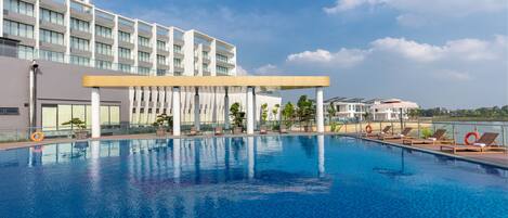 Outdoor pool, pool loungers
