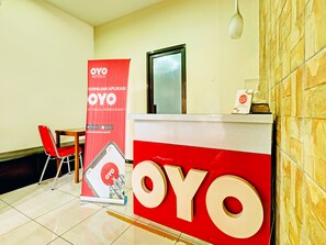 Reception - Super OYO 389 Sky Guesthouse (Semarang)