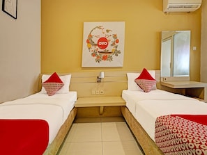 Deluxe Twin Room | Desk, free WiFi, bed sheets - Super OYO 389 Sky Guesthouse (Semarang)