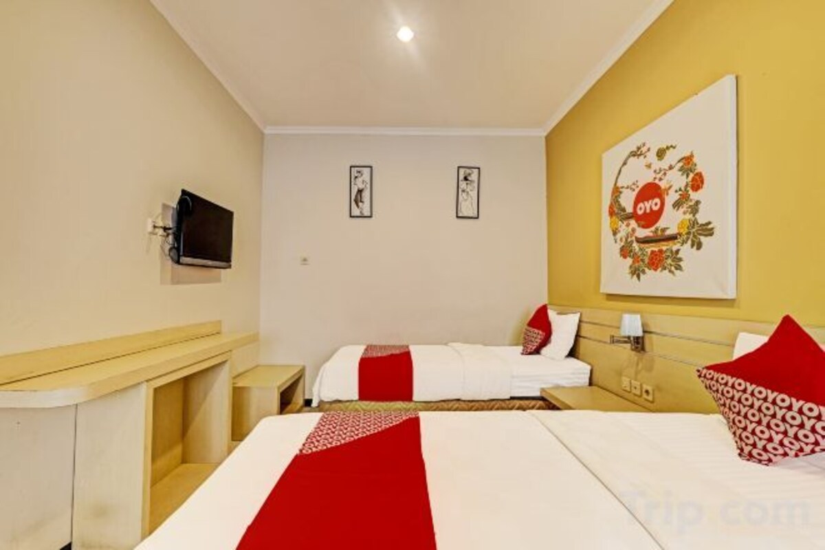 Desk, WiFi (free), bed sheets