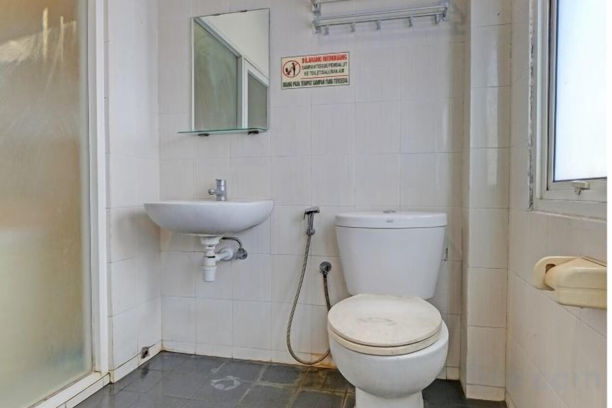 Bathroom | Shower, free toiletries, towels
