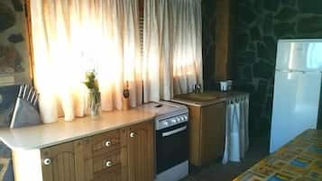 Een koelkast, een microgolfoven, een oven
