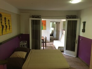 Individually decorated, desk, blackout drapes, soundproofing - Le Medinilla (Bras-Panon)