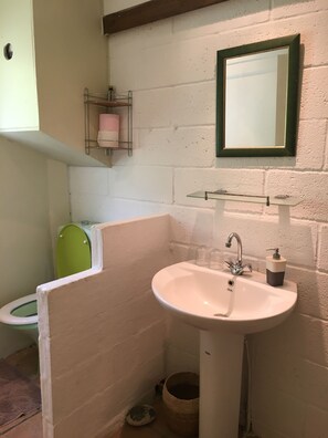 Habitación triple familiar, 1 cama matrimonial y sofá cama, para no fumadores | Baño | Regadera, regadera tipo lluvia, amenidades de baño gratuitas 