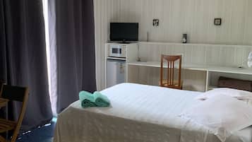 Design Double Room, 1 Double Bed, Non Smoking | Individually decorated, desk, blackout drapes, soundproofing