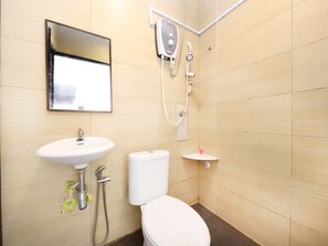 Superior Suite, Multiple Beds | Bathroom | Shower, free toiletries, bidet, towels