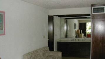 Habitación básica, 2 camas matrimoniales, con acceso para personas discapacitadas, vista al jardín | Lavabo en el baño