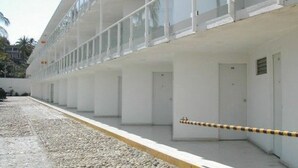 A modern building with a series of balconies and large windows. - Hotel La Jolla (Acapulco)