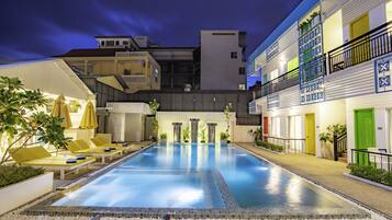 Utomhuspool, öppet 08.00 till 10.30, parasoller och solstolar