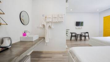 Family Room | Premium bedding, minibar, in-room safe, soundproofing