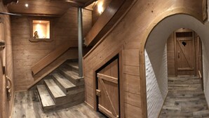 Un escalier en bois avec une petite fenêtre en haut.