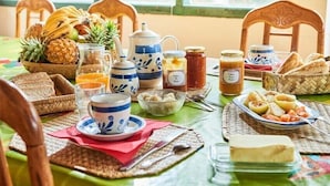 Une table de petit-déjeuner avec divers aliments, une carafe, une théière et une tasse.