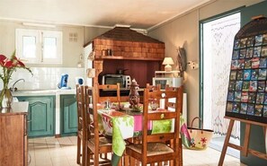 Fridge, microwave, oven, stovetop - Chez Mamie (Les Avirons)