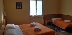 Habitació triple Deluxe | 18 dormitoris, cobrellits i matalassos amb encoixinament addicional 