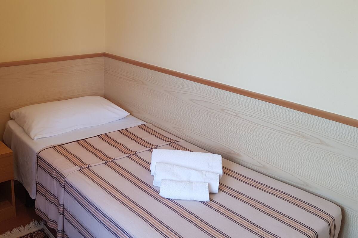 Deluxe eenpersoonskamer, gedeeltelijk uitzicht op meer | 18 slaapkamers, donzen dekbedden, pillowtop-bedden