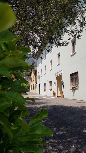 Façana frontal de l'allotjament