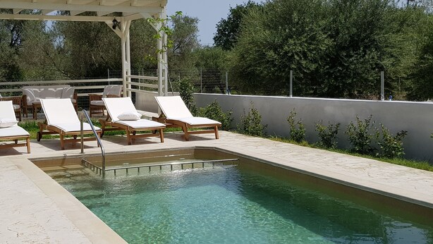 A pool area with lounge chairs and a pergola. - Villa Marian (Apokoronas)
