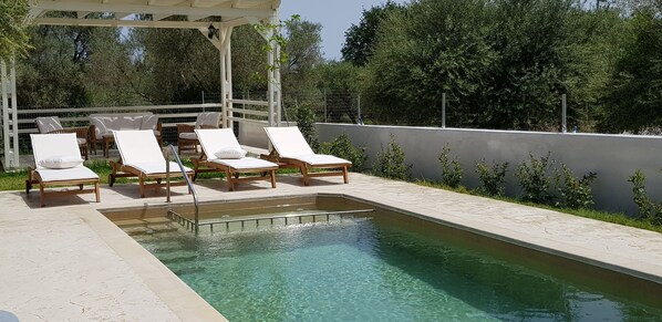 Outdoor pool, pool umbrellas, pool loungers - Villa Marian (Apokoronas)