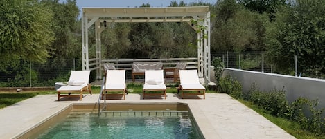 Outdoor pool, pool umbrellas, sun loungers