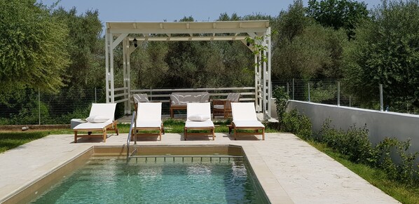 Piscine extérieure, parasols de plage, chaises longues