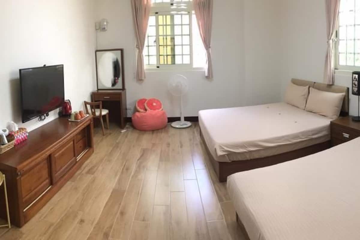 Habitación cuádruple, 2 camas dobles, no fumadores | Escritorio, cortinas opacas, camas supletorias y wifi gratis