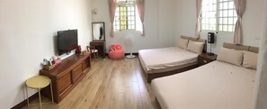 Quadruple Room, 2 Double Beds, Non Smoking | Desk, blackout drapes, rollaway beds, free WiFi - Dilly Dally B&B (Gukeng)