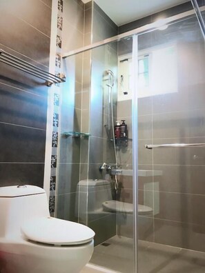 Shower, free toiletries, hair dryer, slippers - Dilly Dally B&B (Gukeng)