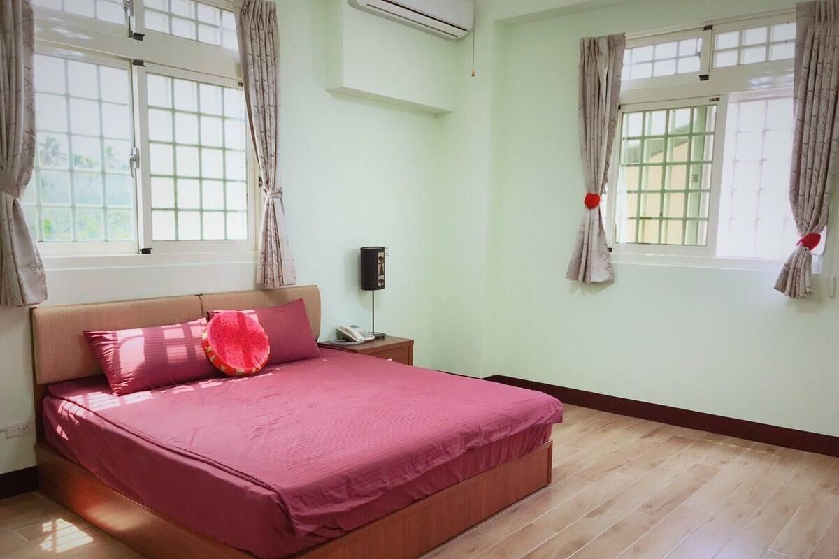 ダブルルーム クイーンベッド 1 台 禁煙 | デスク、遮光カーテン、可動式ベッド、WiFi (無料)