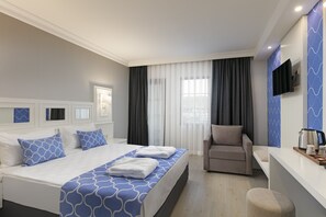 عناصر مجانية داخل الميني بار وخزنة داخل الغرفة وملاءات أسرّة