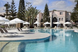 室內游泳池和季節性室外游泳池,提供泳池遮陽傘和日光浴躺椅