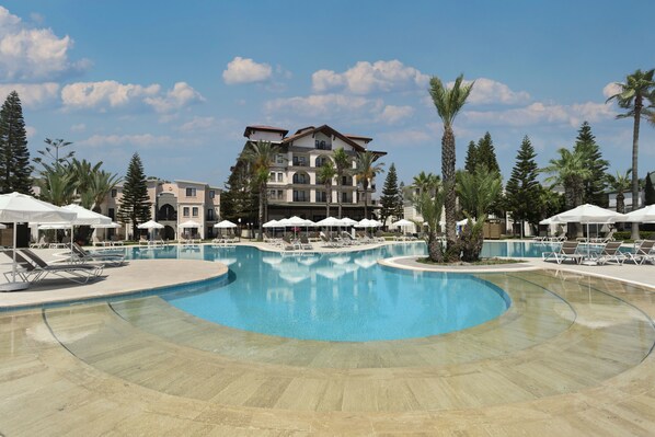 室內游泳池和季節性室外游泳池,提供泳池遮陽傘和日光浴躺椅