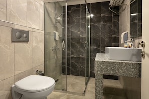 淋浴設備、免費盥洗用品、吹風機、拖鞋