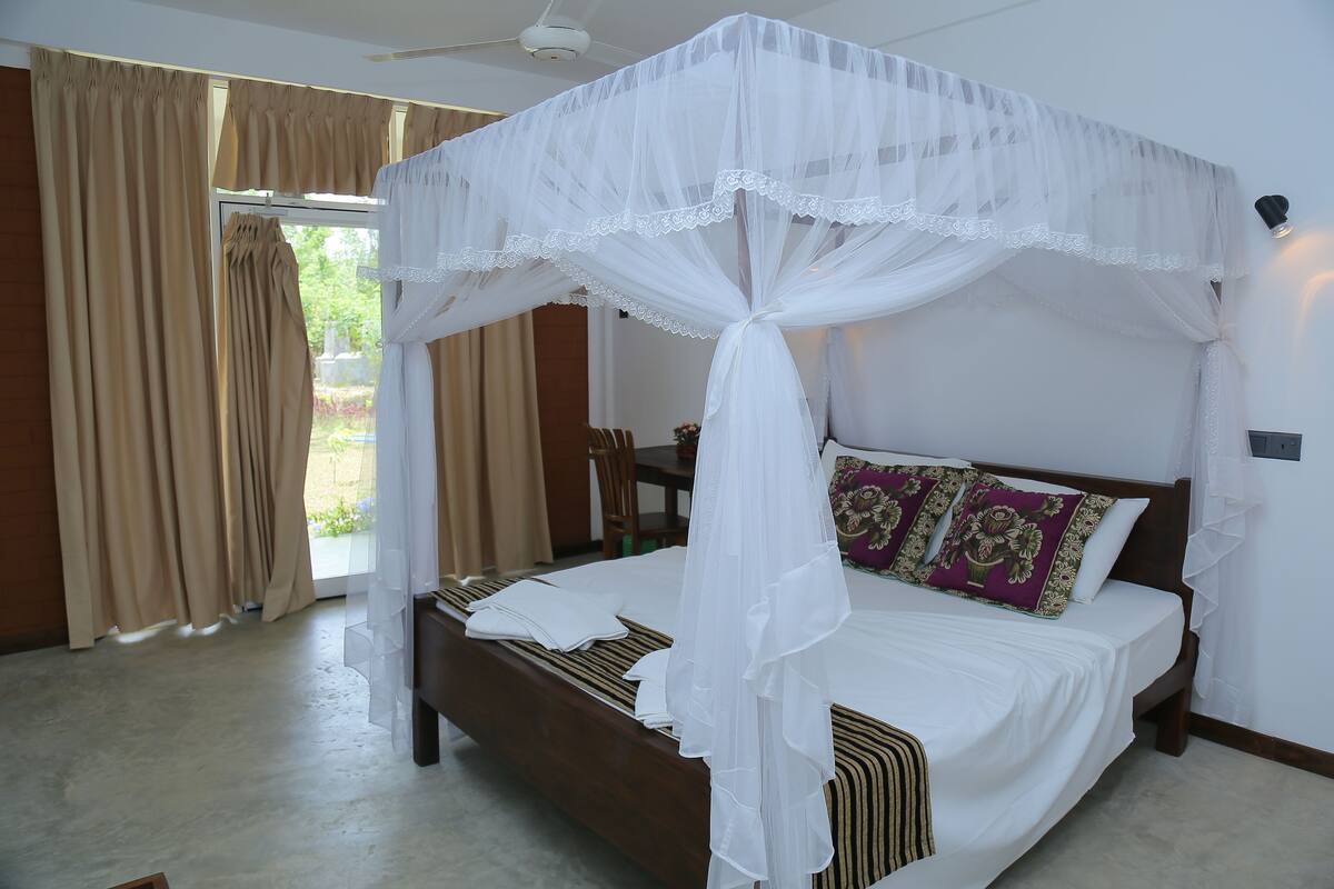 Premium bedding, Select Comfort beds, rollaway beds, free WiFi