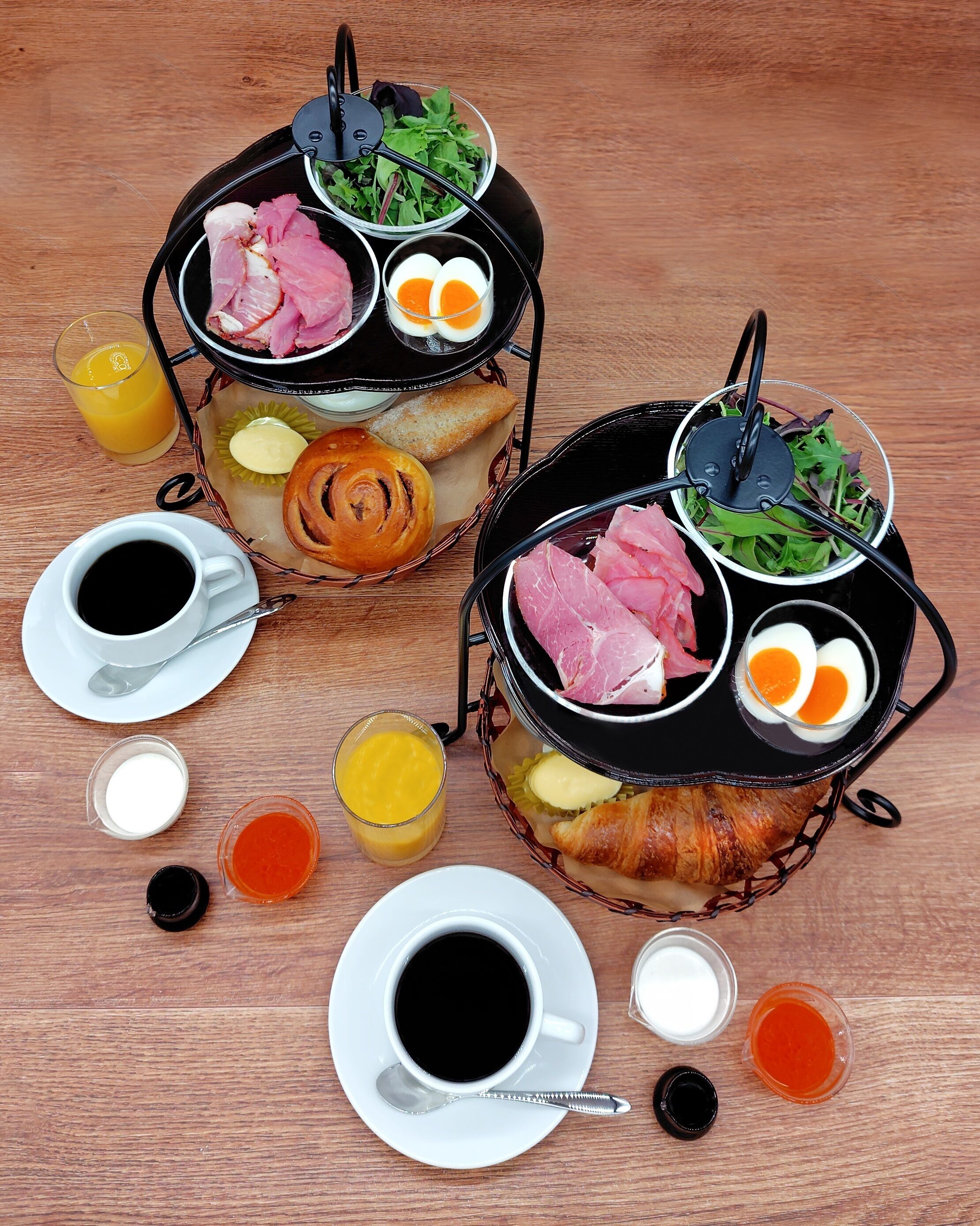daily cooked-to-order breakfast (jpy 4500 per person)