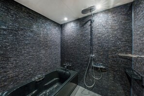 Rainfall showerhead, free toiletries, hair dryer, slippers - Homm Stay Nagi Sanjo Kyoto By Banyan Group (Kyoto)