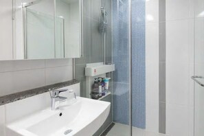 淋浴設備、免費盥洗用品、吹風機、毛巾