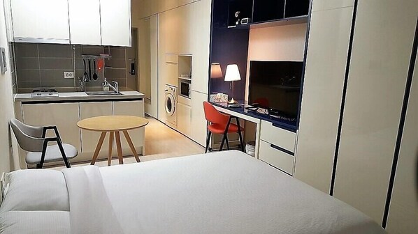 Premium bedding, down comforters, pillowtop beds, blackout drapes - H Stay (Goyang)