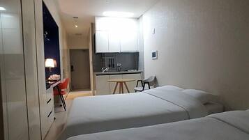 Twin Room | Premium bedding, down comforters, pillowtop beds, blackout drapes