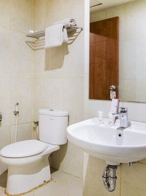 Standard Twin Room | Bathroom | Shower, towels