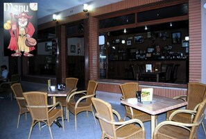 Frukost med lokala rätter varje dag (EUR 6.00 per person)