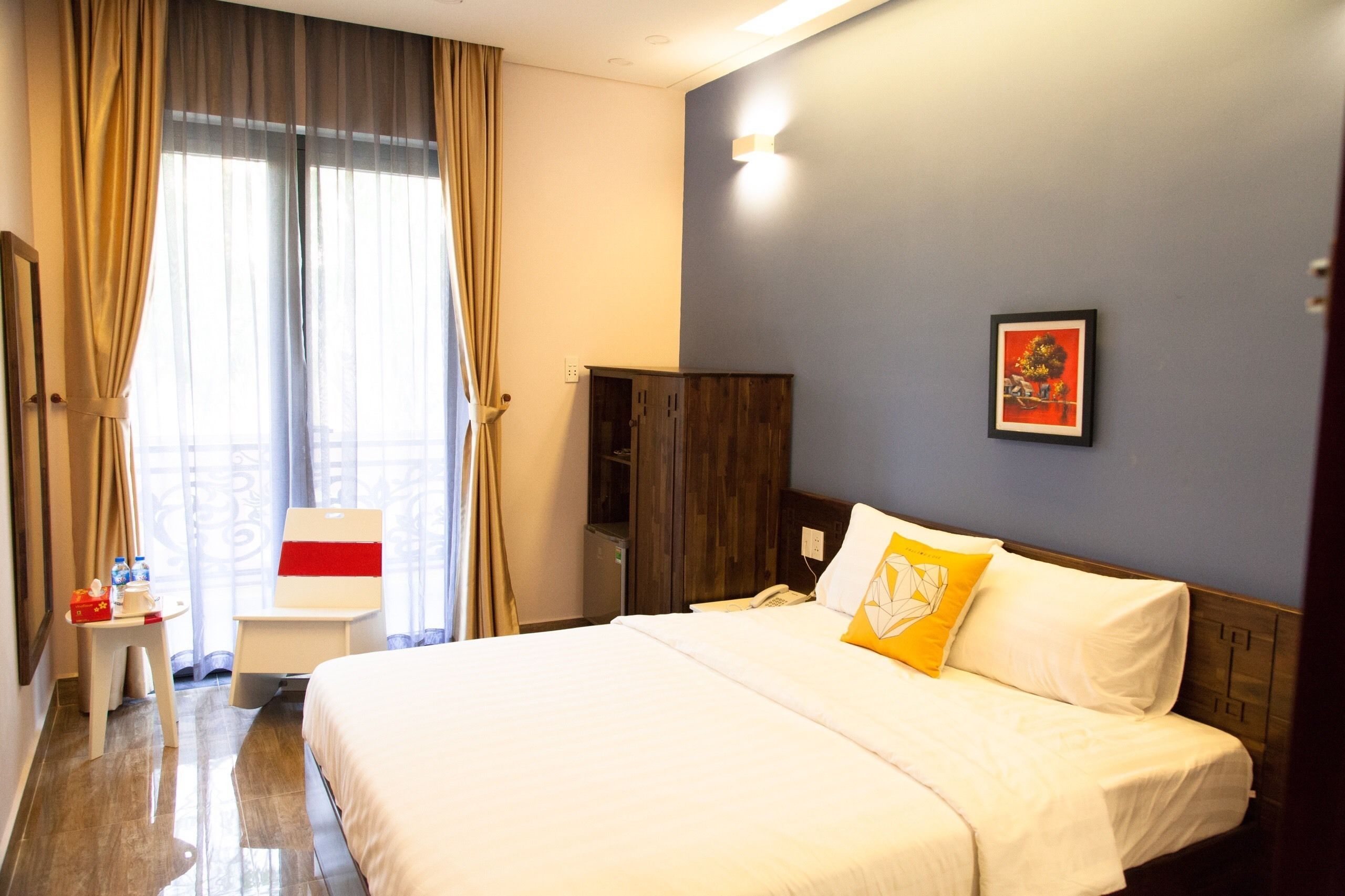 Minibar, escritorio, cortinas opacas y wifi gratis