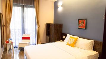 Minibar, escritorio, cortinas opacas y wifi gratis