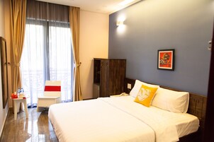 Minibar, escritorio, cortinas blackout y wifi gratis 