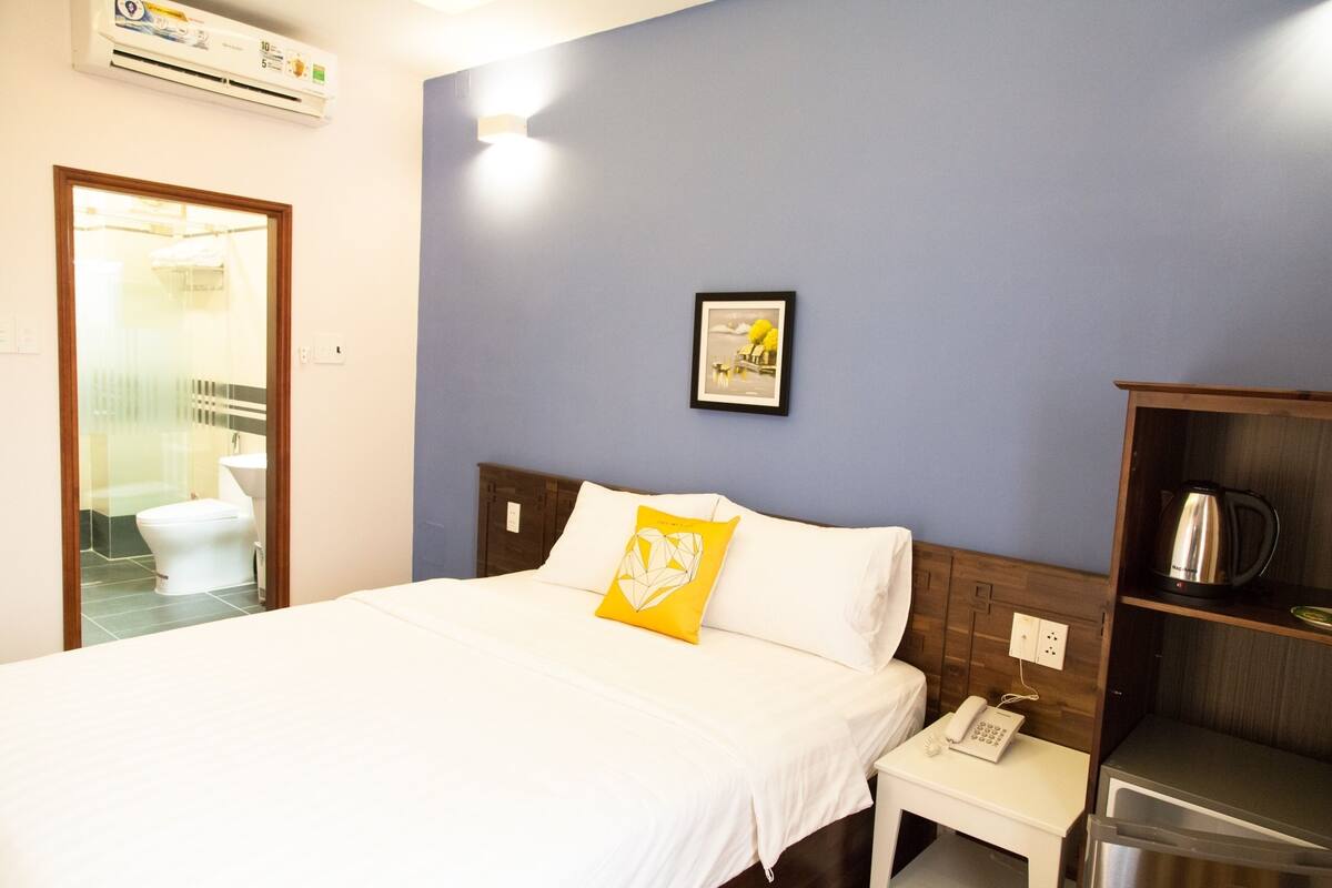 Minibar, desk, blackout curtains, free WiFi