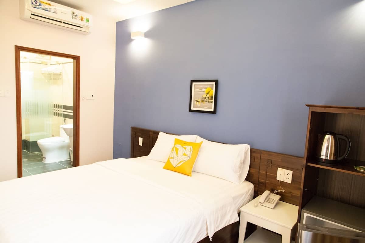 Minibar, escritorio, cortinas blackout y wifi gratis